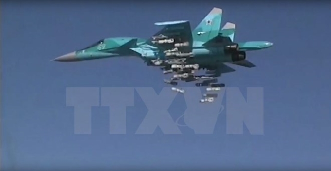 Máy bay Sukhoi Su-34 của Nga tiến hành một vụ không kích nhằm vào các mục tiêu IS tại Deir ez-Zor, Syria. (Nguồn: EPA/TTXVN)